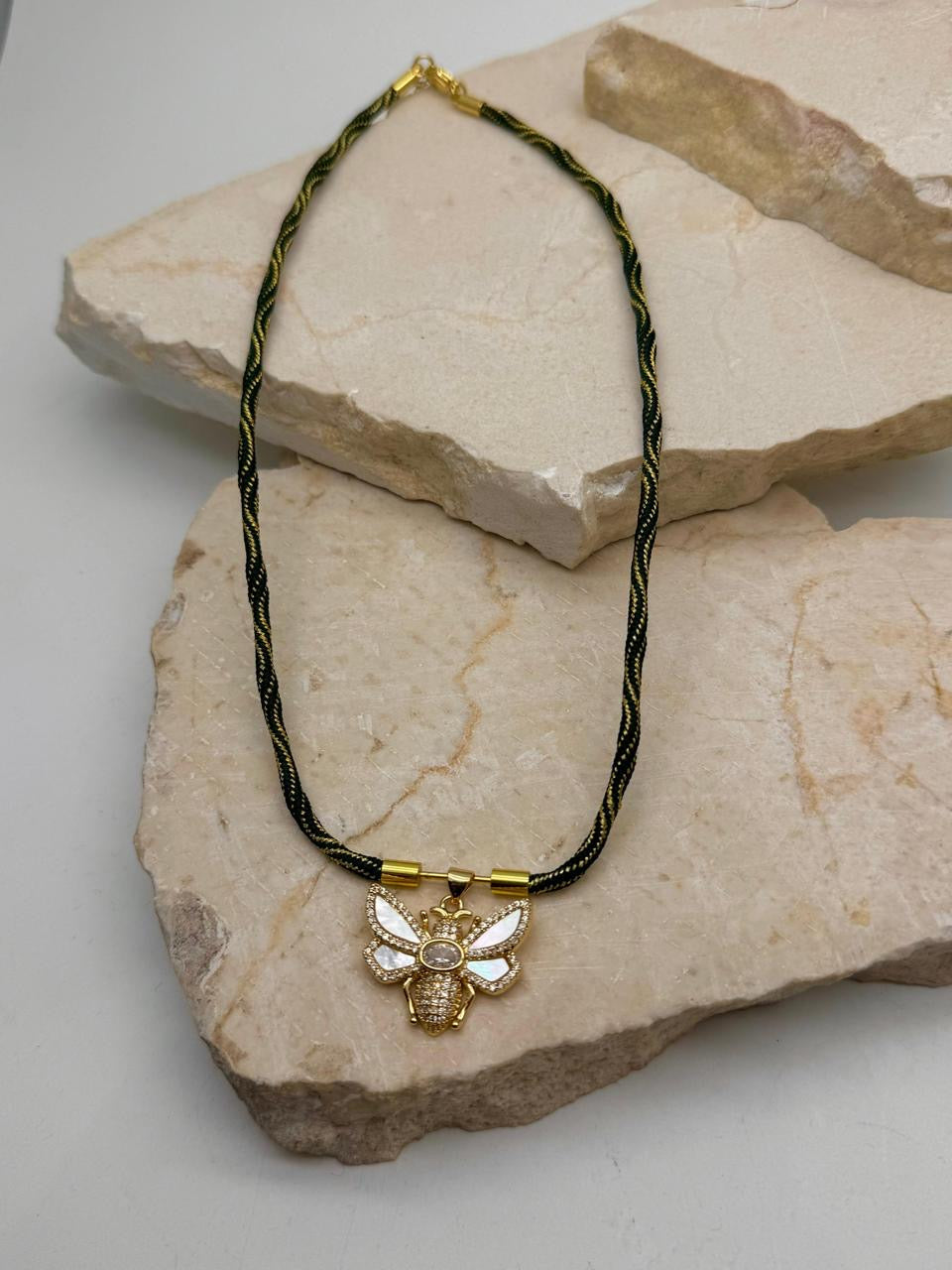 Cadena tipo hindú con dije de insecto