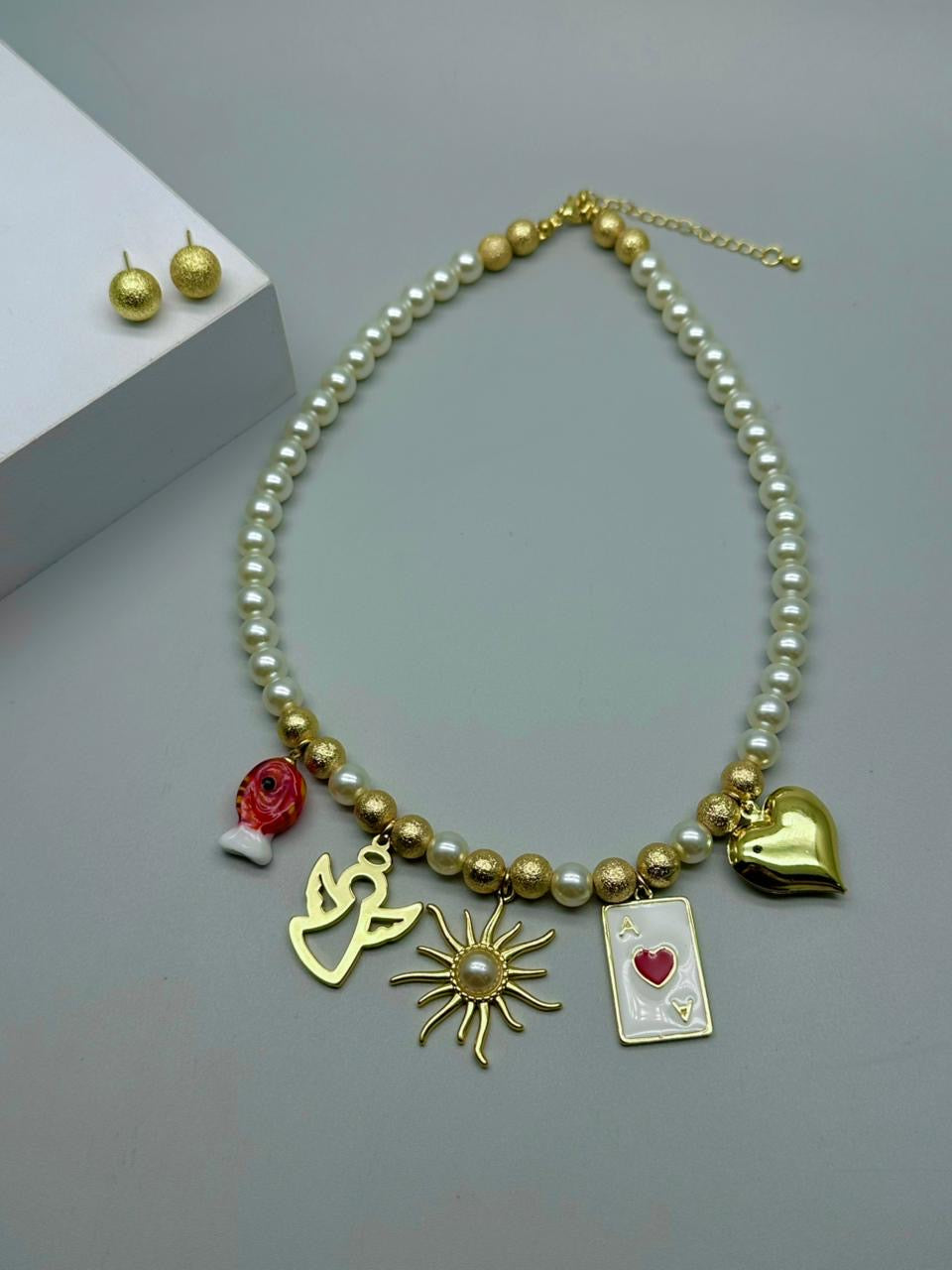 Cadena de perla varios dijes