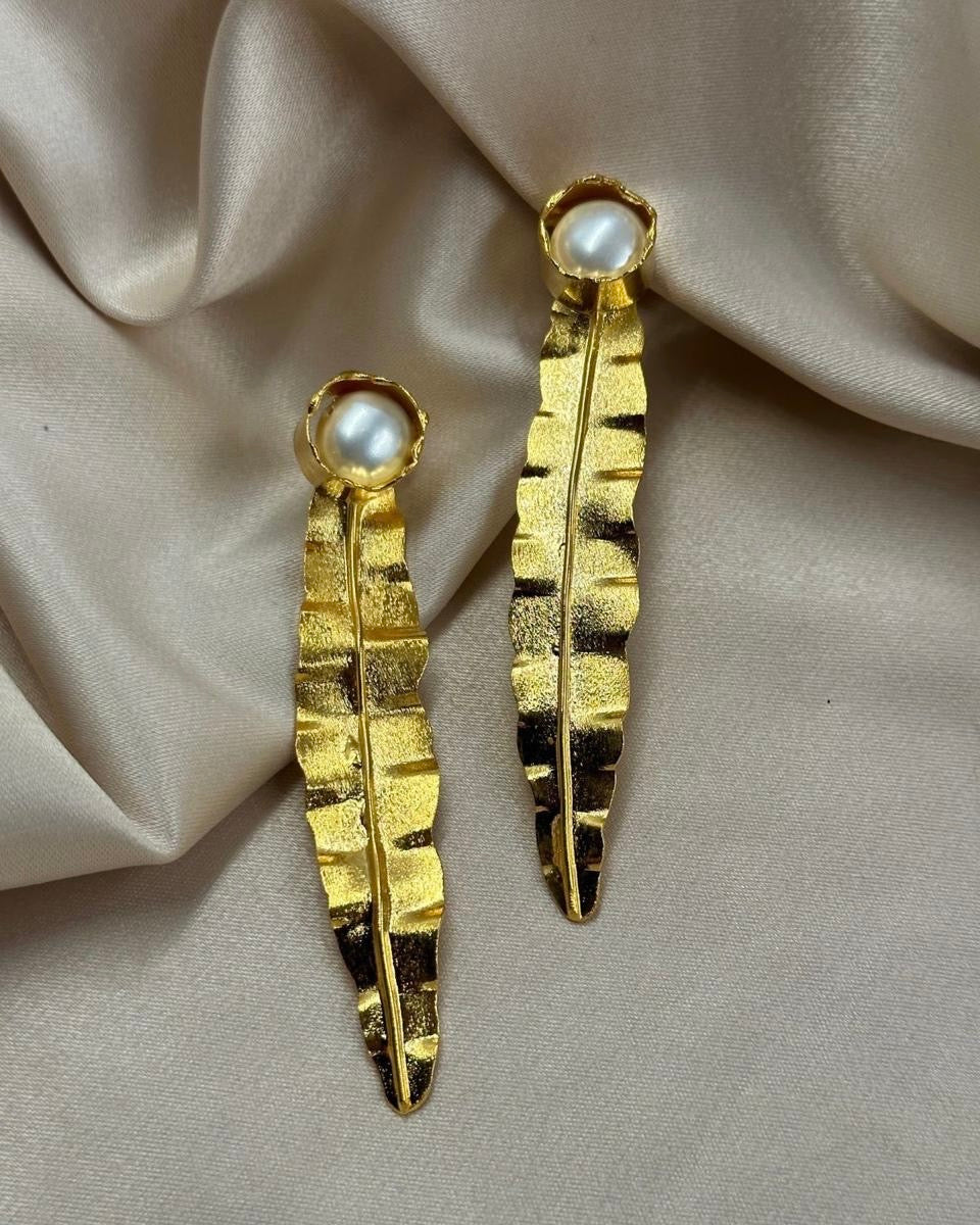 Arete en bronce de hoja con perla