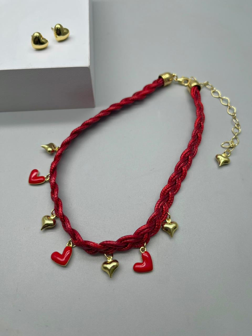 Cadena de hilo con varios dijes