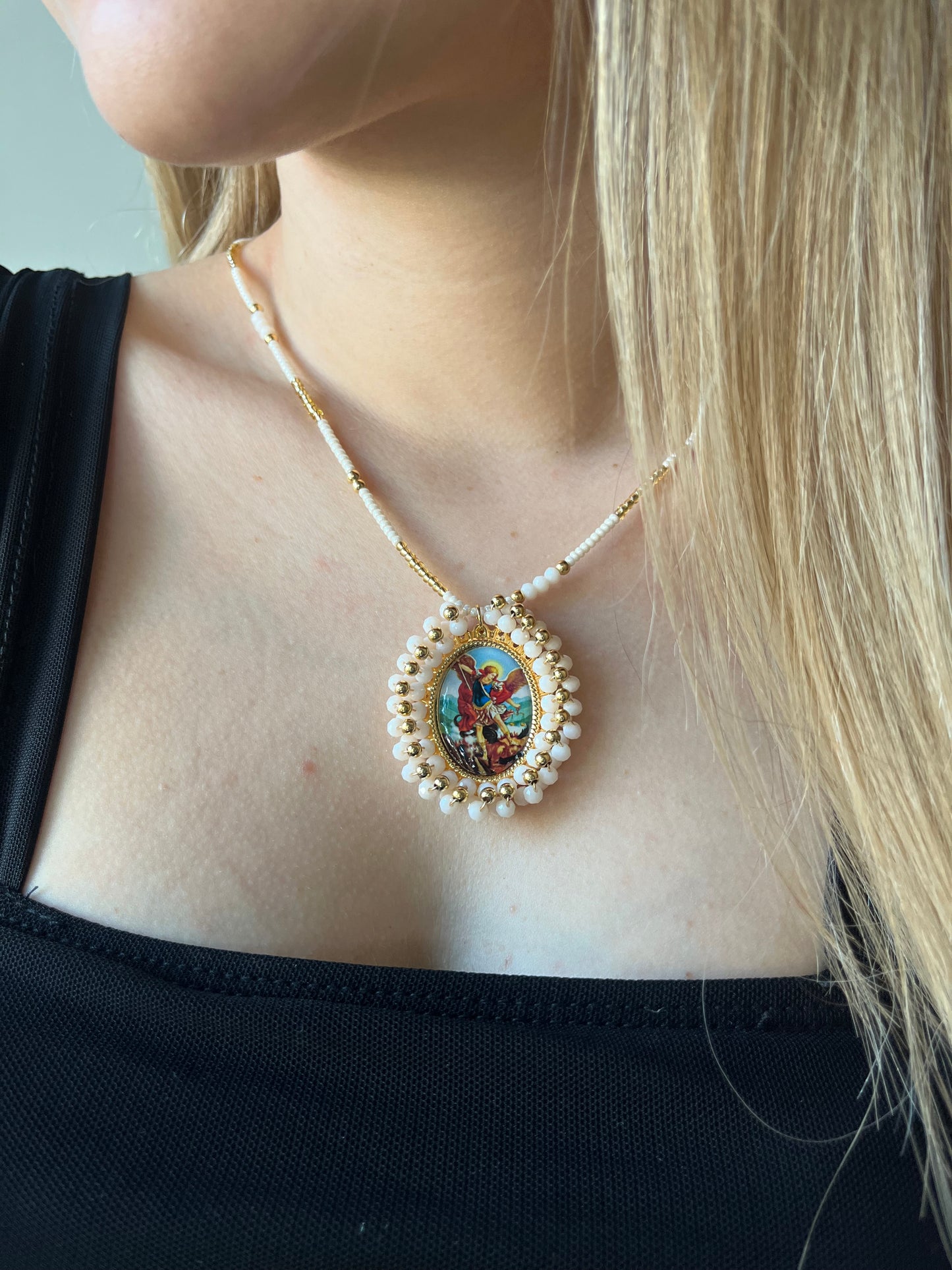 Collar con Dije de Virgen en mostacilla