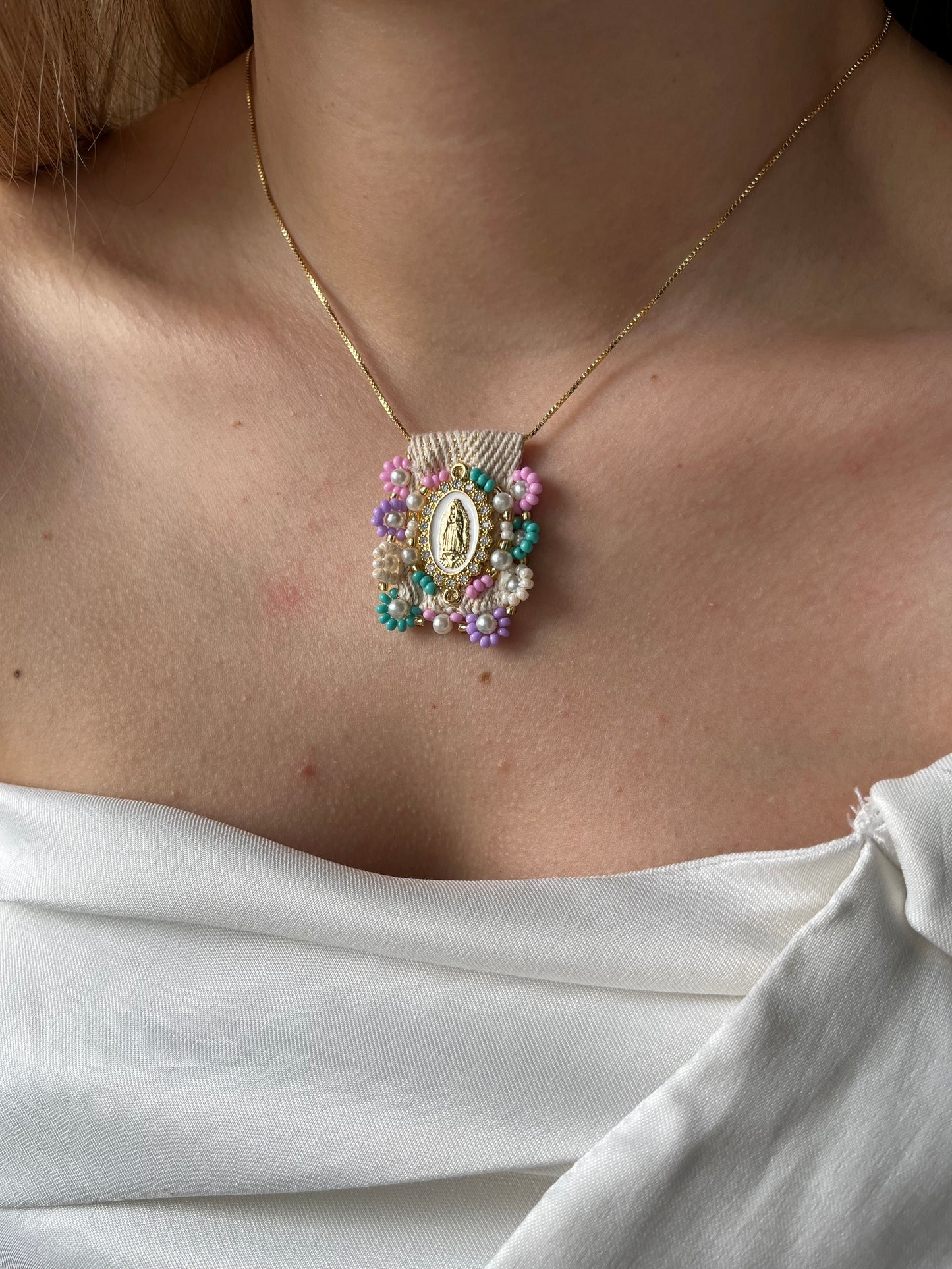 Collar con Dije de Virgen en mostacilla