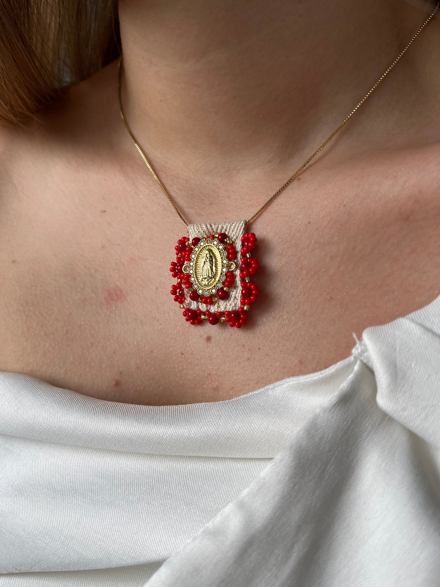 Collar con Dije de Virgen en mostacilla