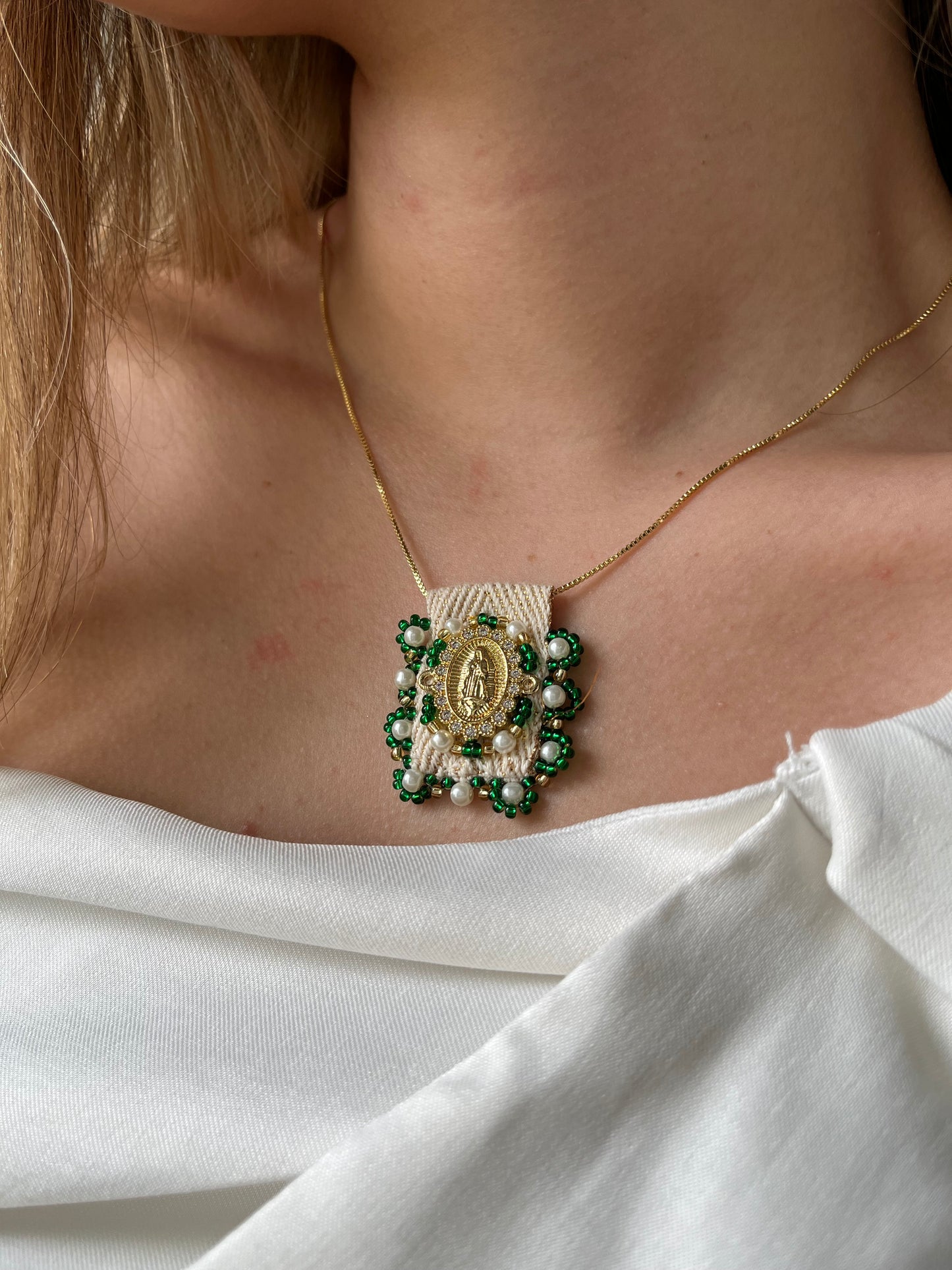 Collar con Dije de Virgen en mostacilla