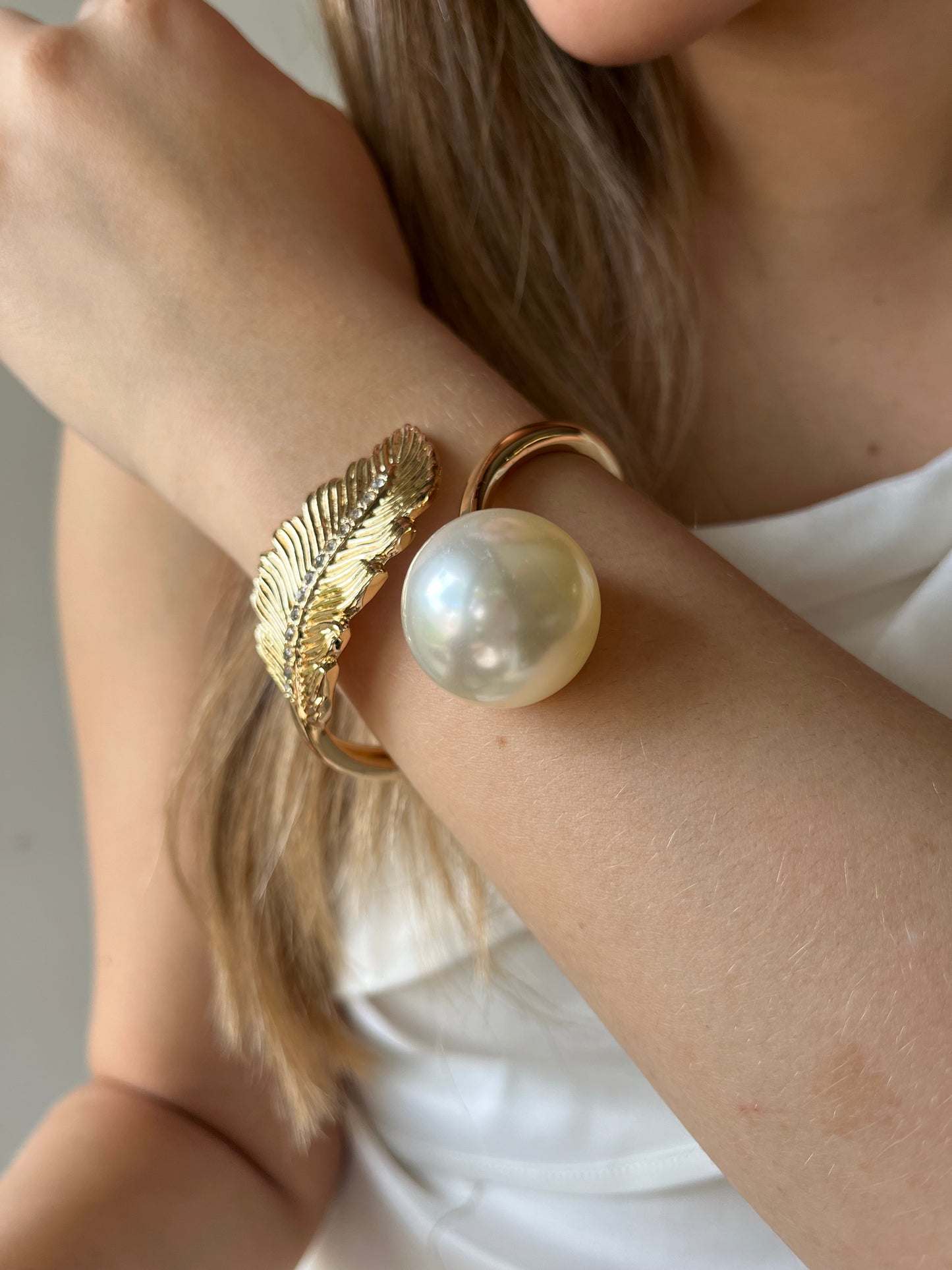 Brazalete de rodio con perlas