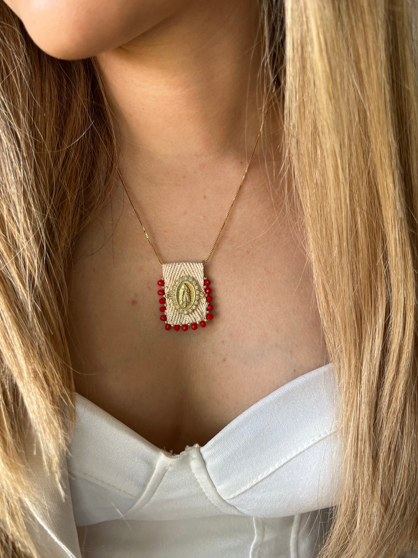 Collar con Dije de Virgen en mostacilla