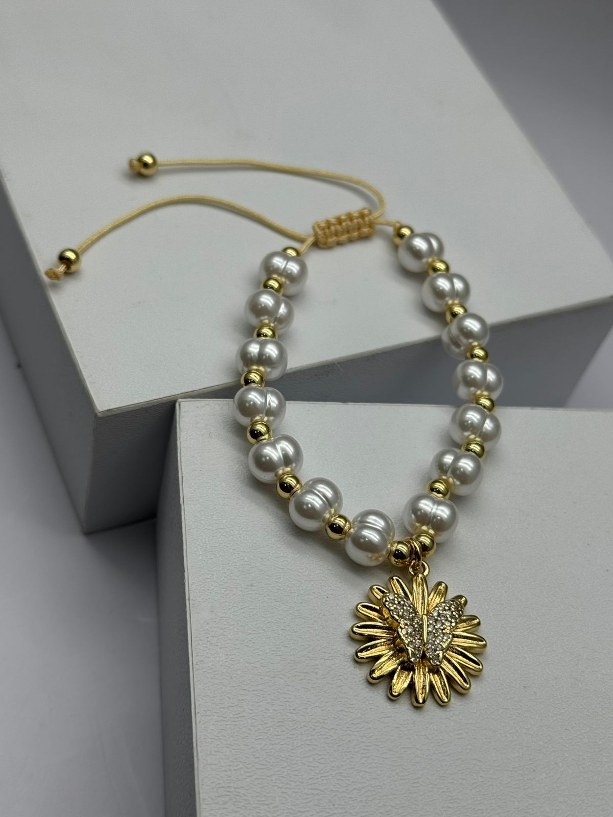 Pulsera con perla y dije de Mariposa