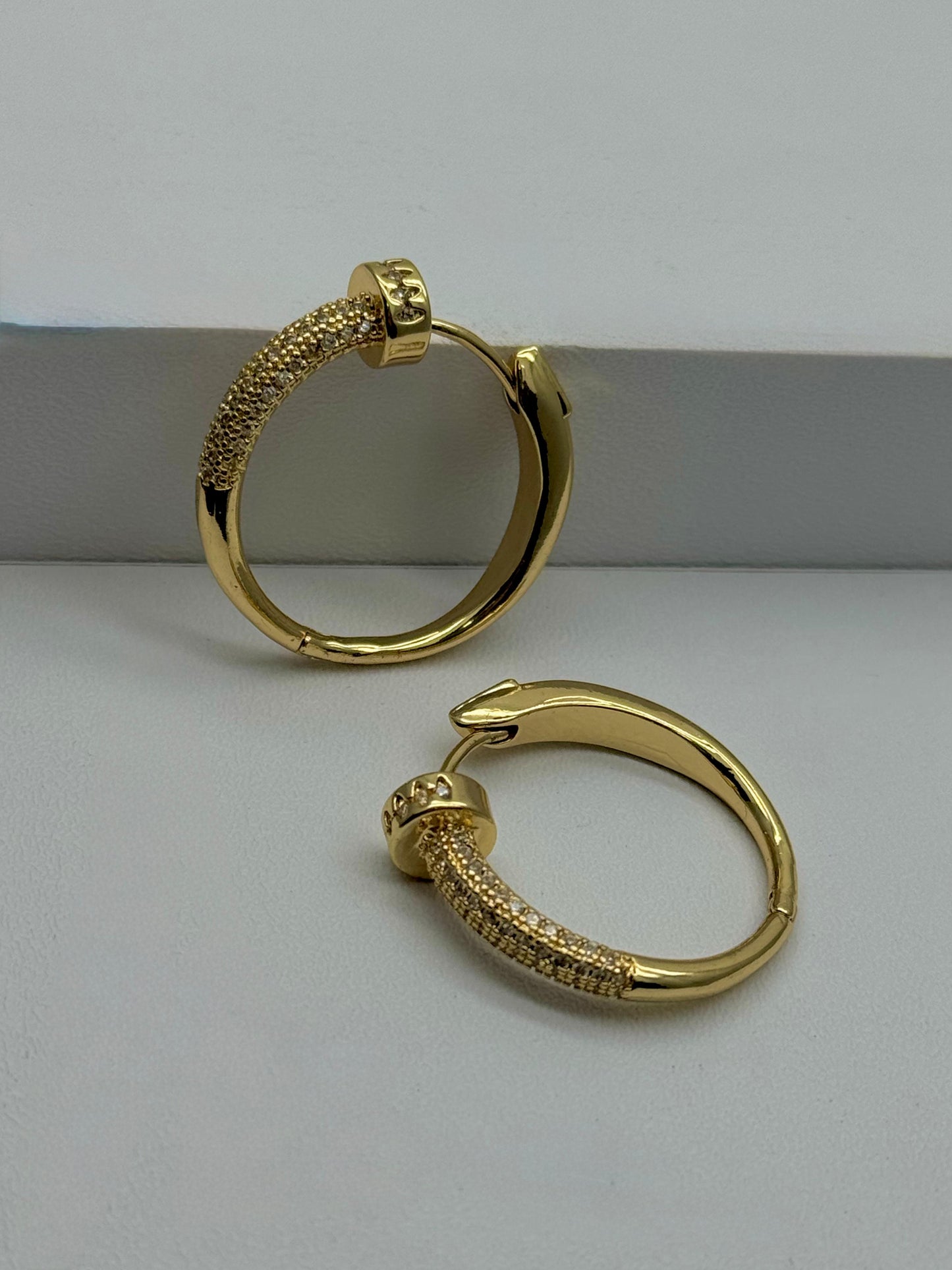 candonga con figura de clavo