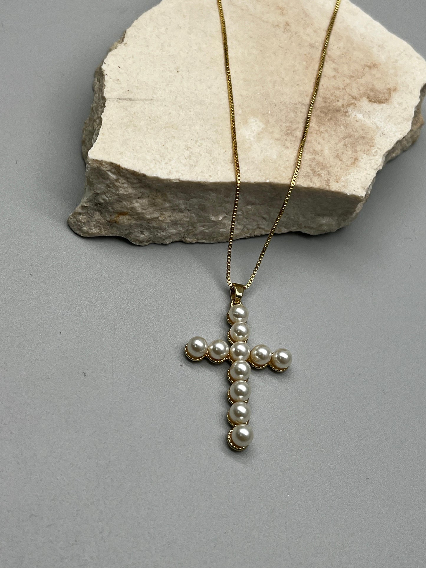 Cadena de cruz con perla