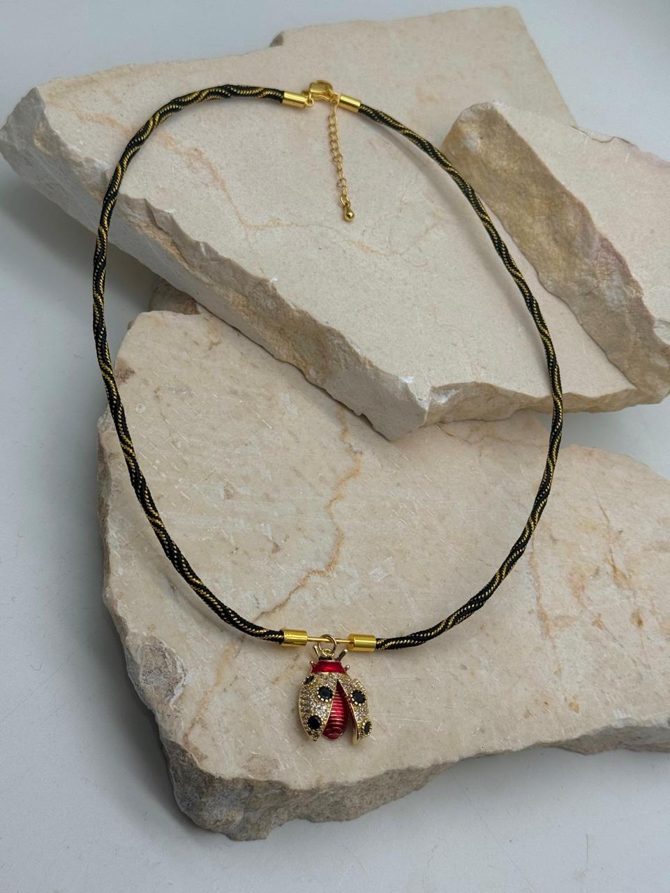 Cadena tipo hindú con dije de mariquita