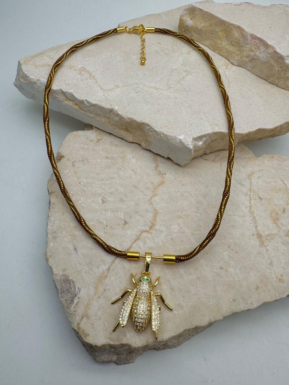 Cadena tipo hindú con dije de insecto