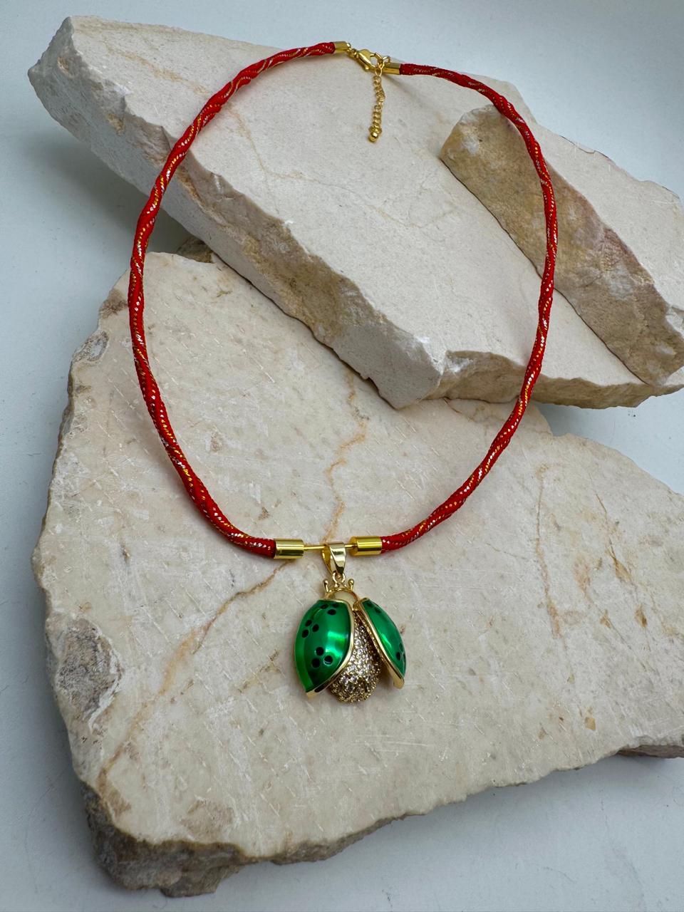 Cadena tipo hindú con dije de mariquita