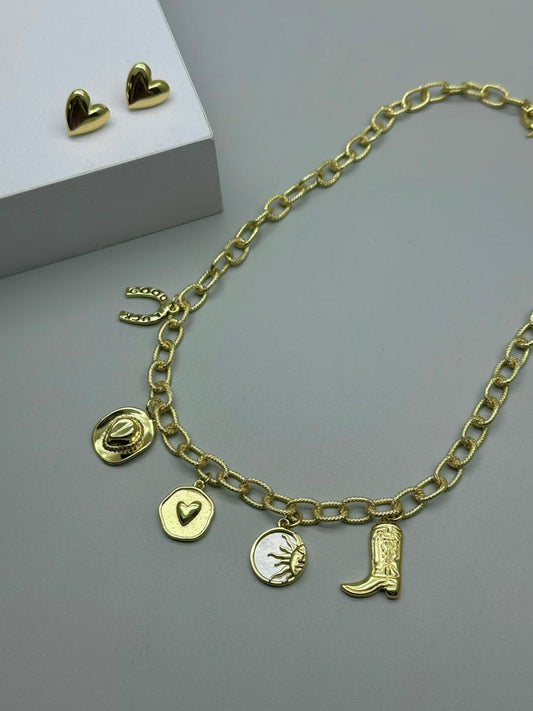 Cadena con varios dijes