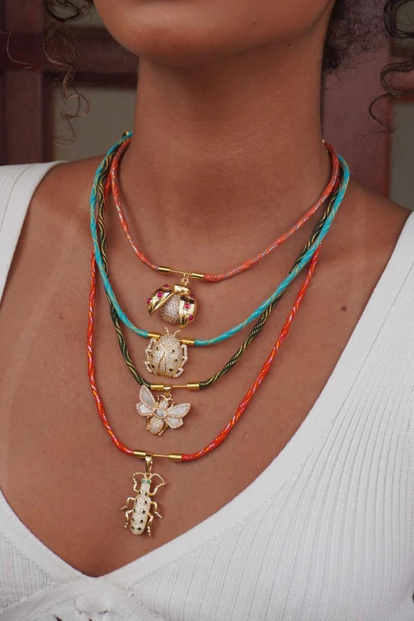 Cadena tipo hindú con dije de mariquita