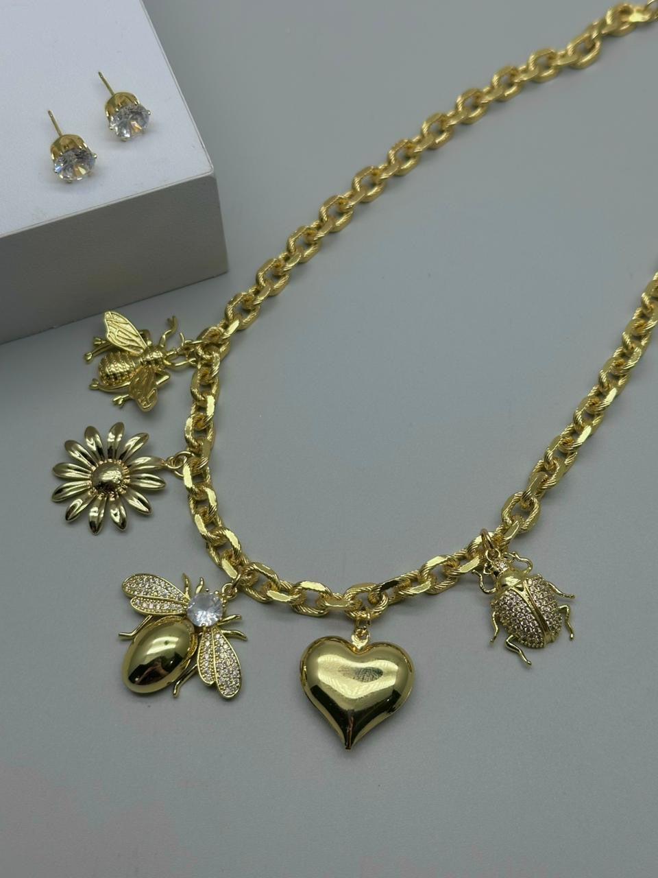 Cadena con varios dijes