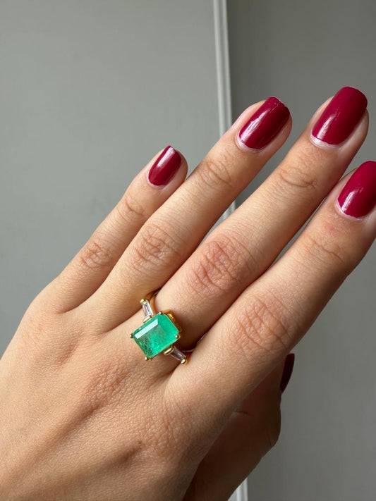 Anillo con esmeralda de laboratorio cuadrado