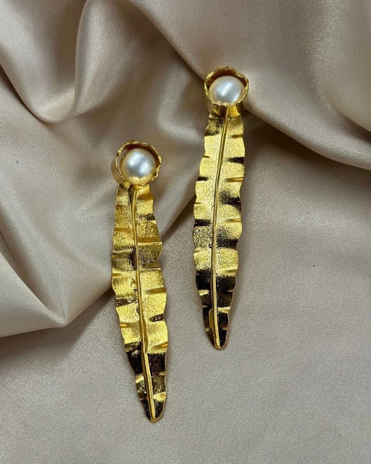 Arete en bronce de hoja con perla