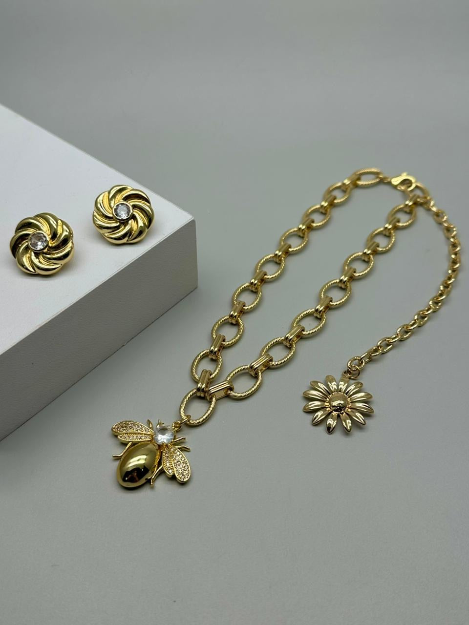 Cadena con dije de abeja