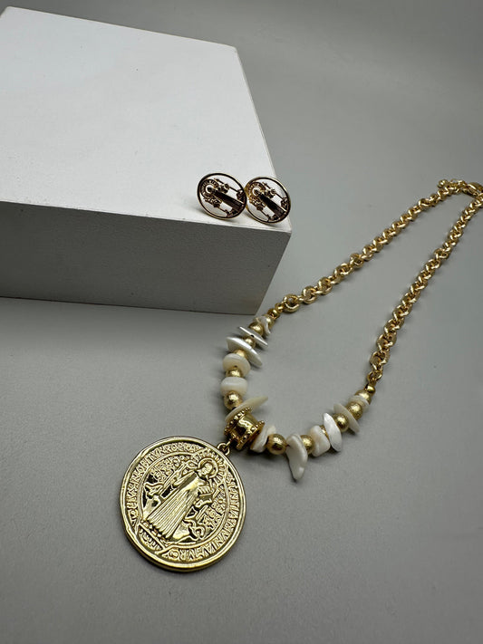 Cadena con dije de san Benito