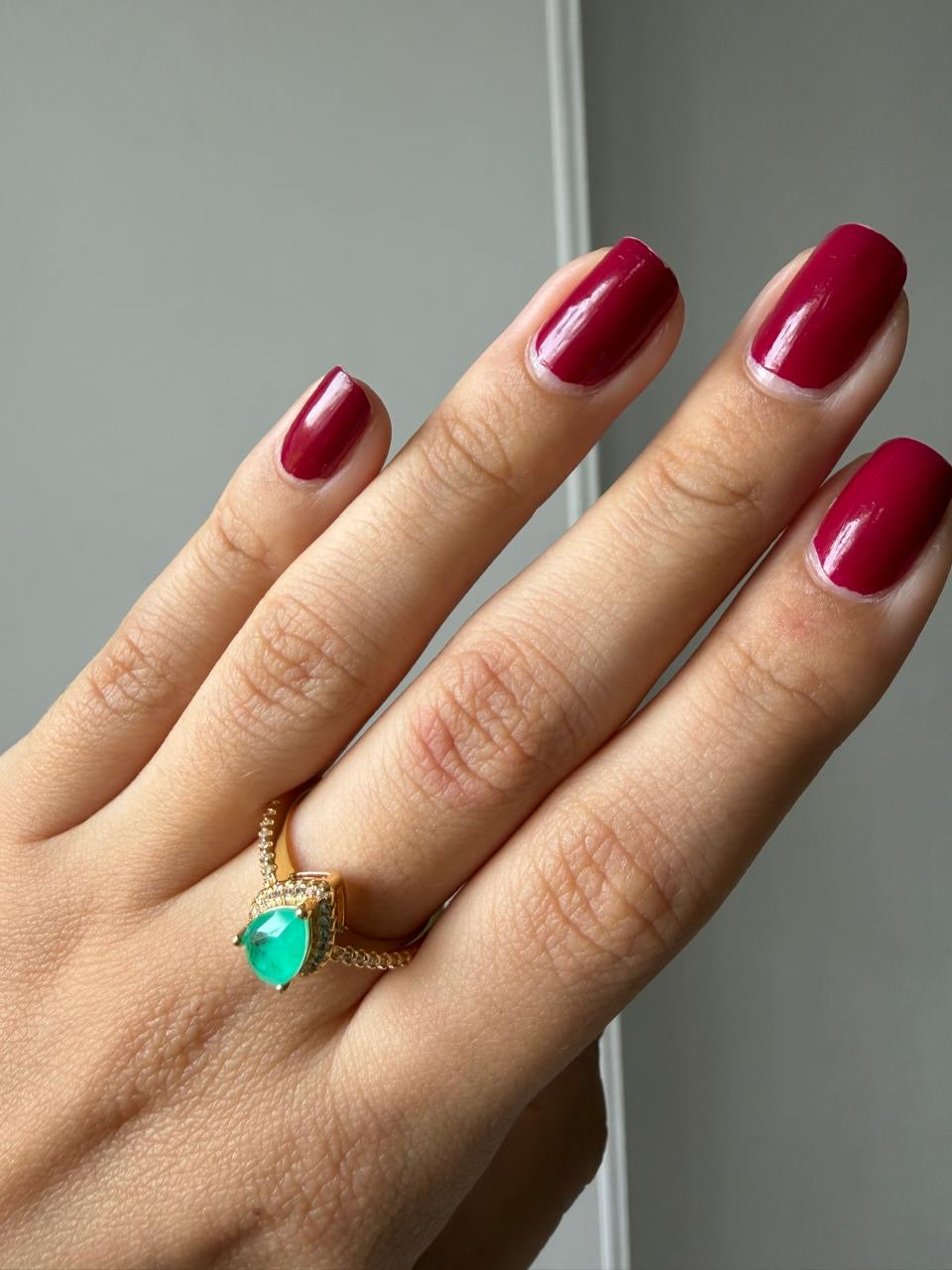 Anillo con esmeralda de laboratorio gota con Circones