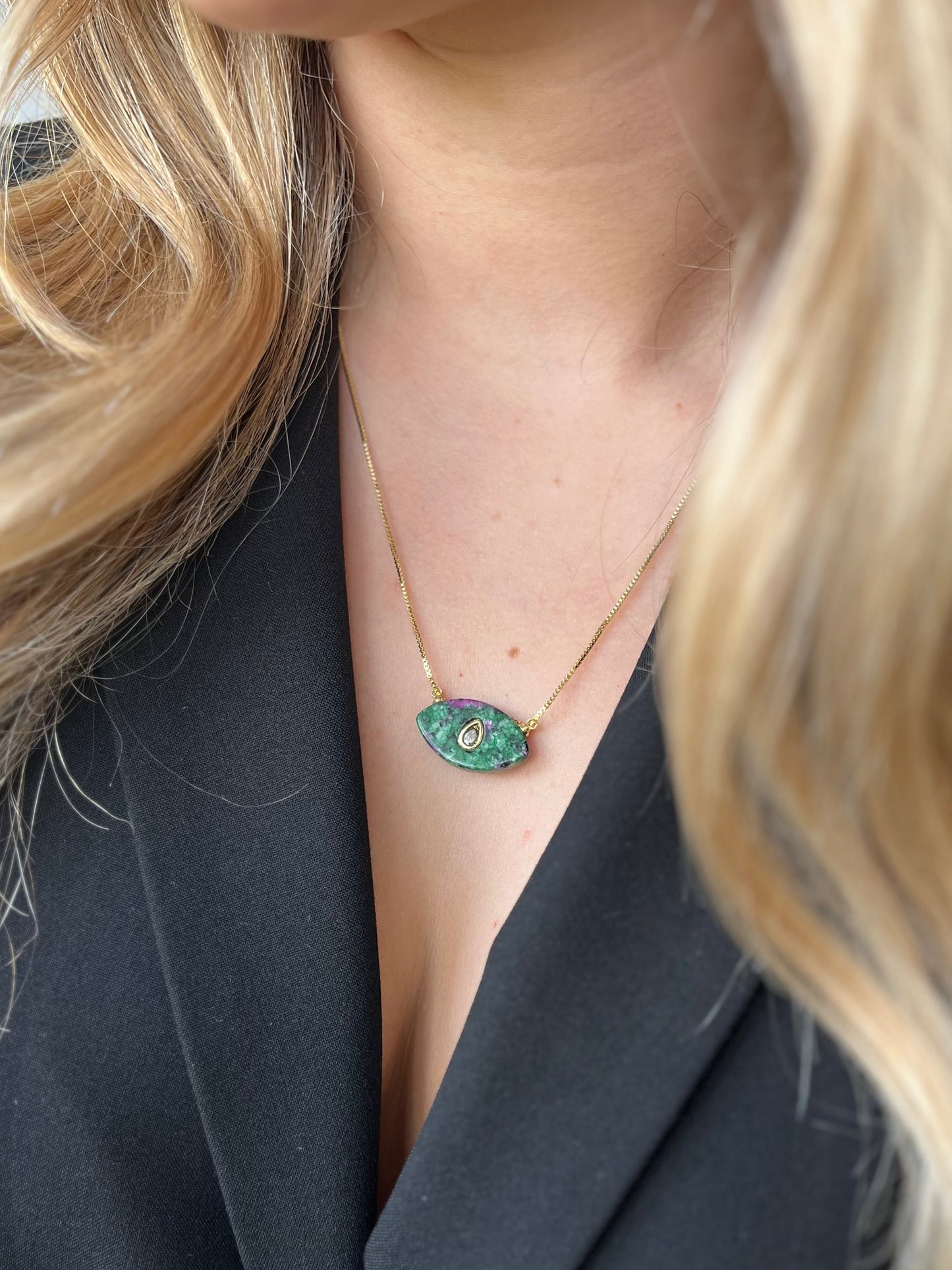 Piedra Natural Zoisita con Rubí