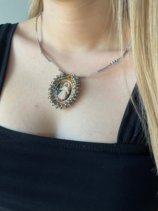 Collar con Dije de Virgen en mostacilla