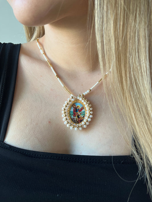 Collar con Dije de Virgen en mostacilla