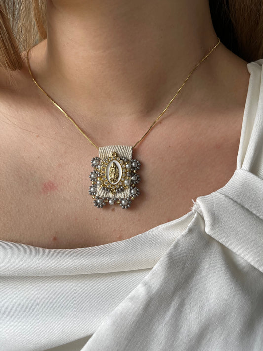 Collar con Dije de Virgen en mostacilla