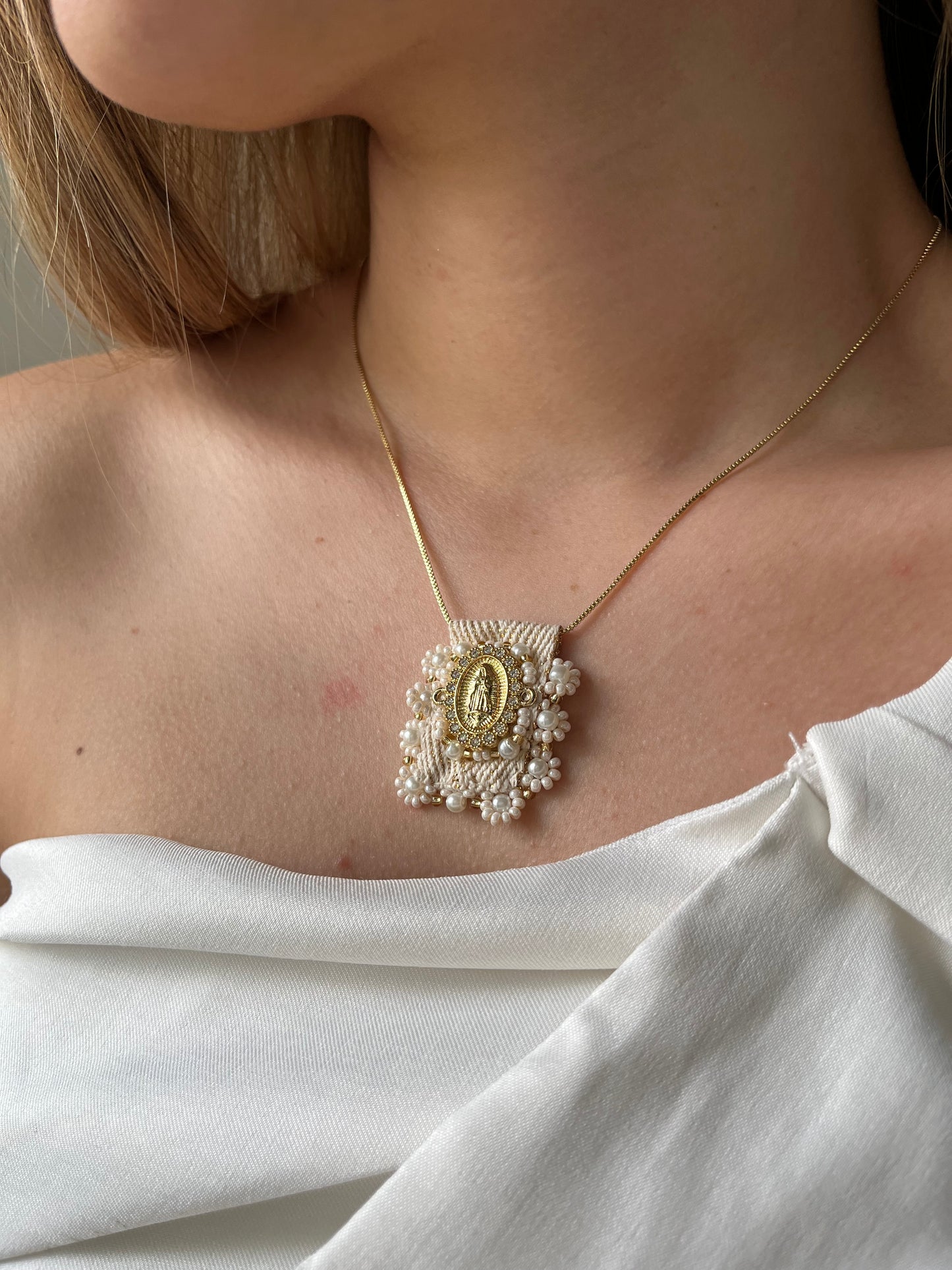 Collar con Dije de Virgen en mostacilla