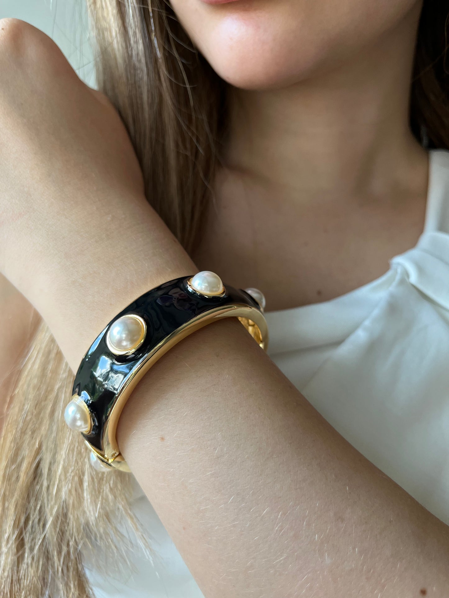 Brazalete de rodio con perlas