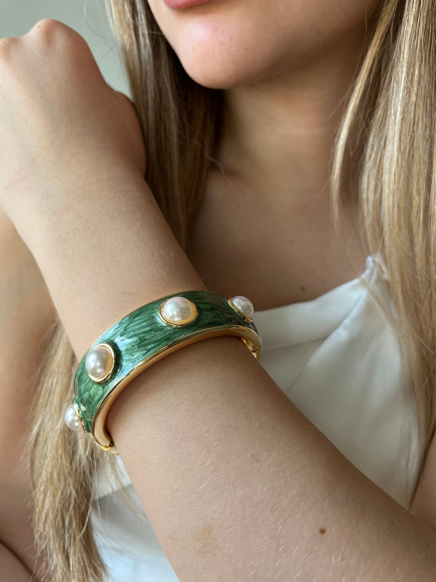 Brazalete de rodio con perlas