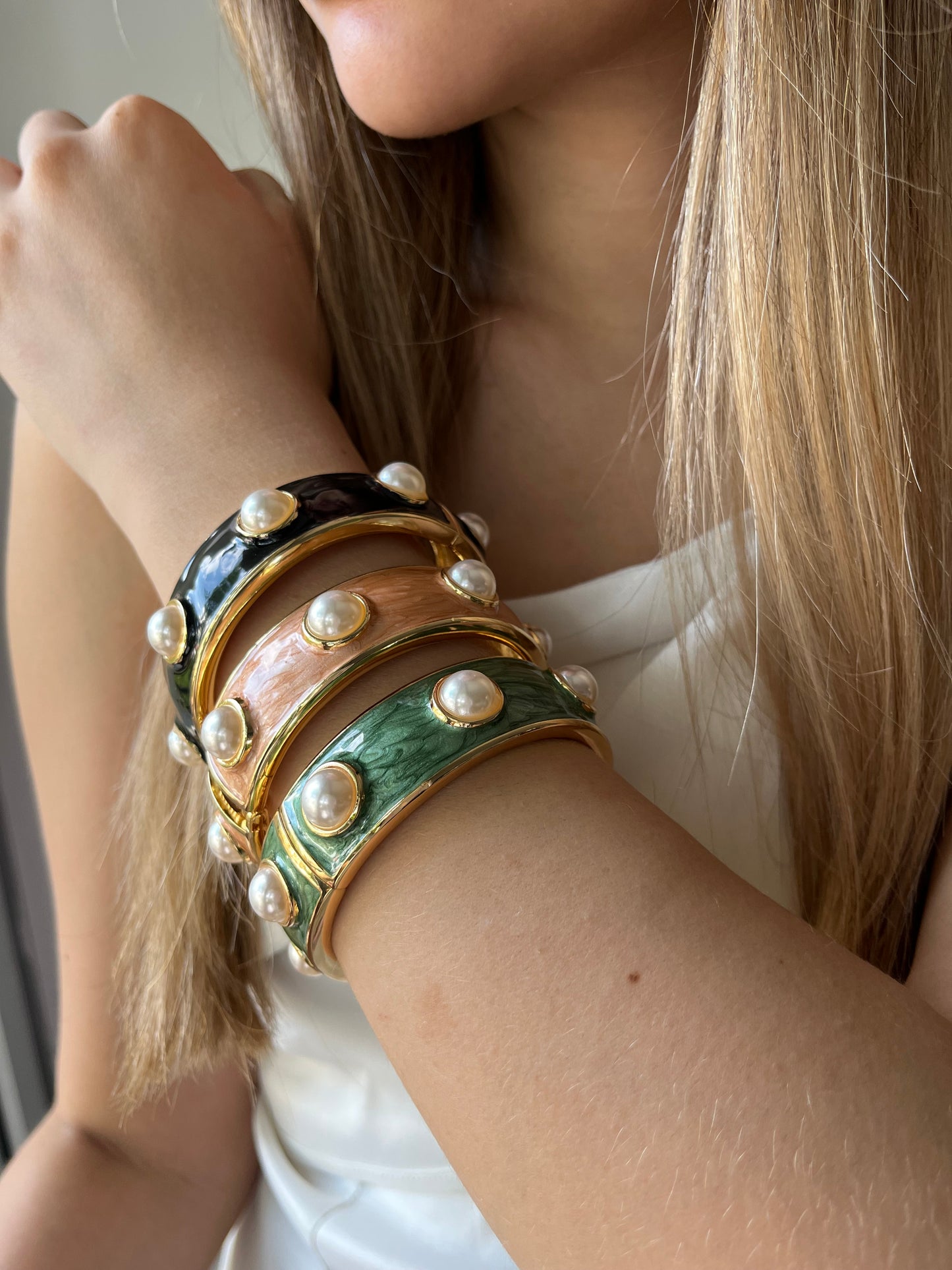 Brazalete de rodio con perlas