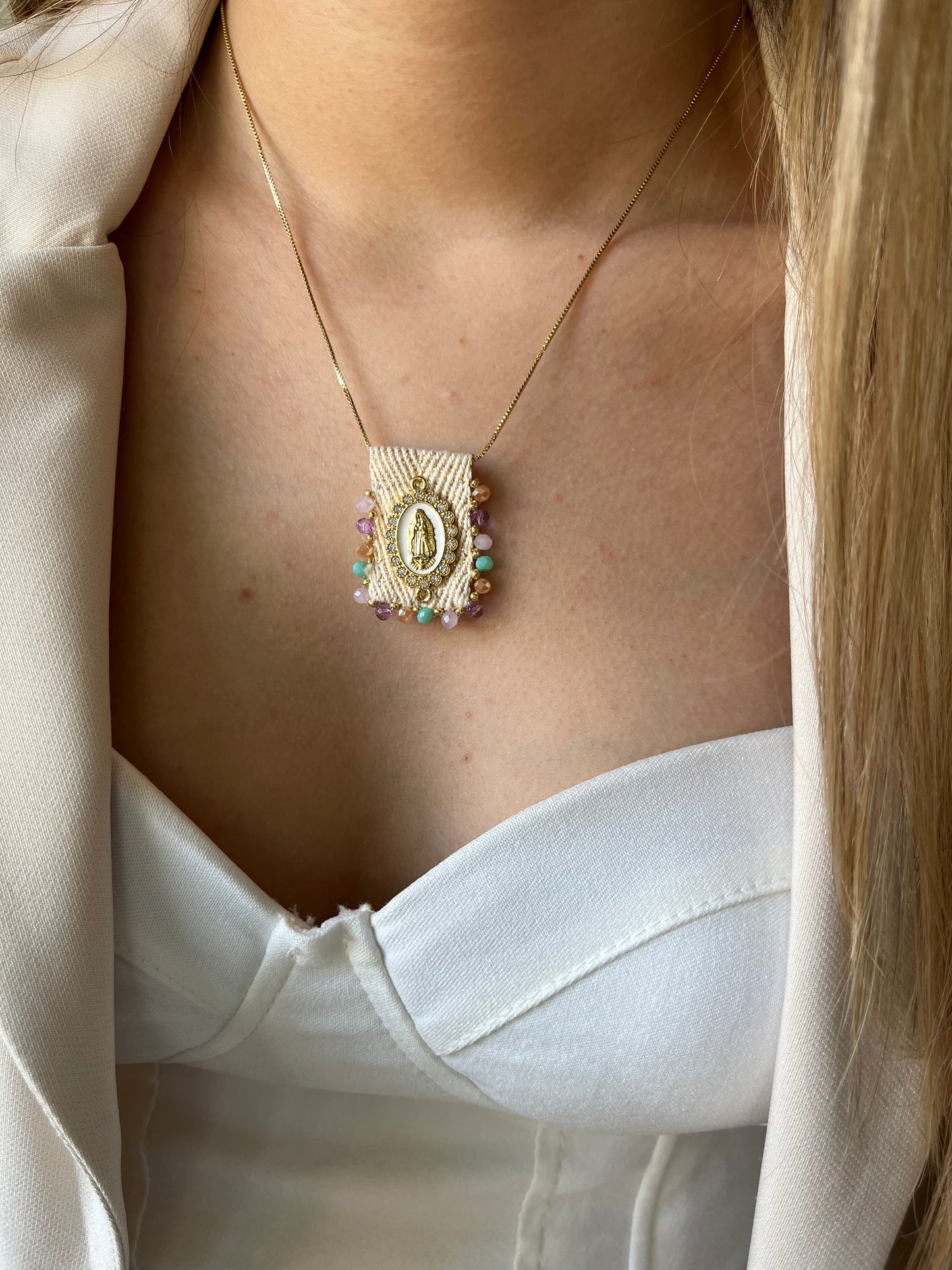 Collar con Dije de Virgen en mostacilla