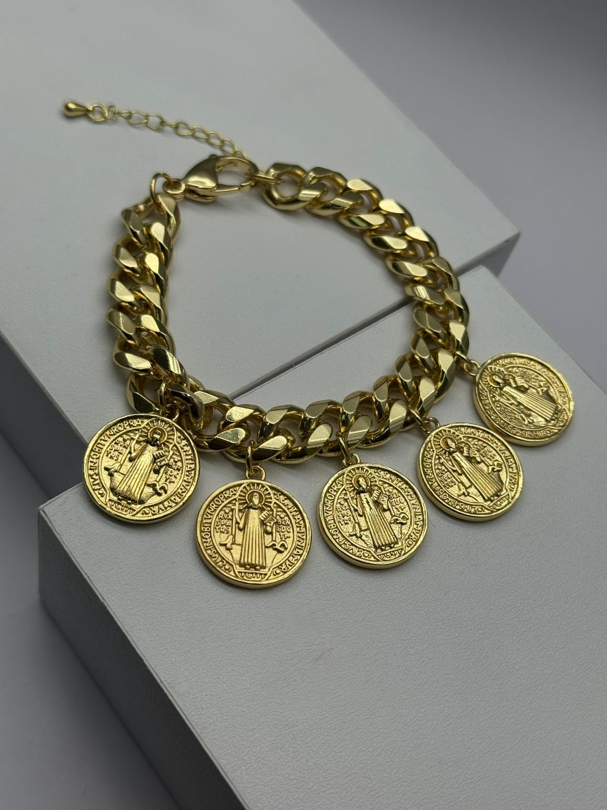 Pulsera con dijes de san benito