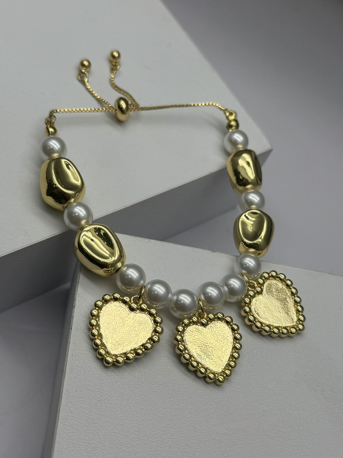 Pulsera con perla y dijes de corazón