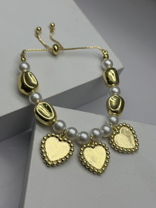 Pulsera con perla y dijes de corazón