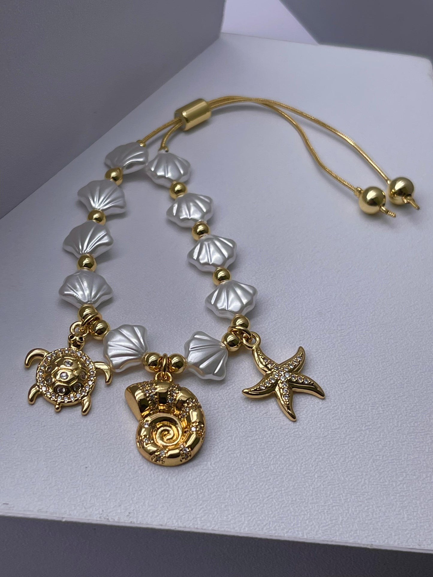 Pulsera perla con dijes de Mar