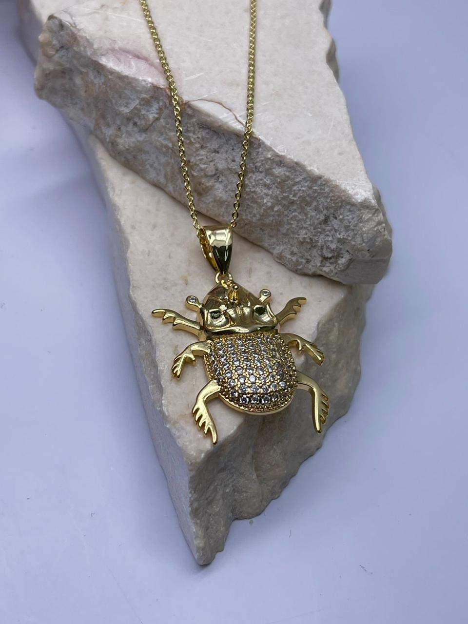 Cadena con dije de insecto