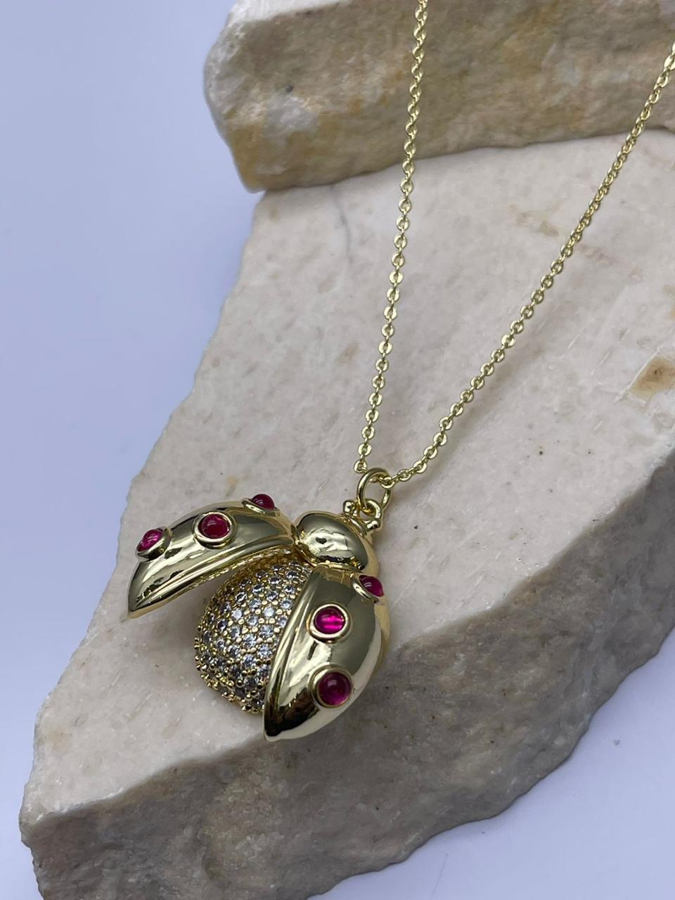 Cadena con dije de insecto