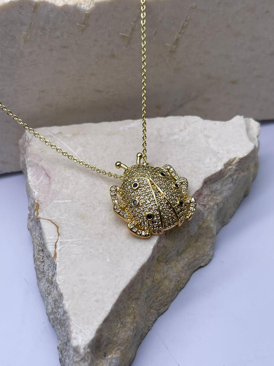 Cadena con dije de insecto