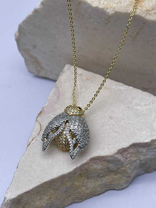 Cadena con dije de insecto