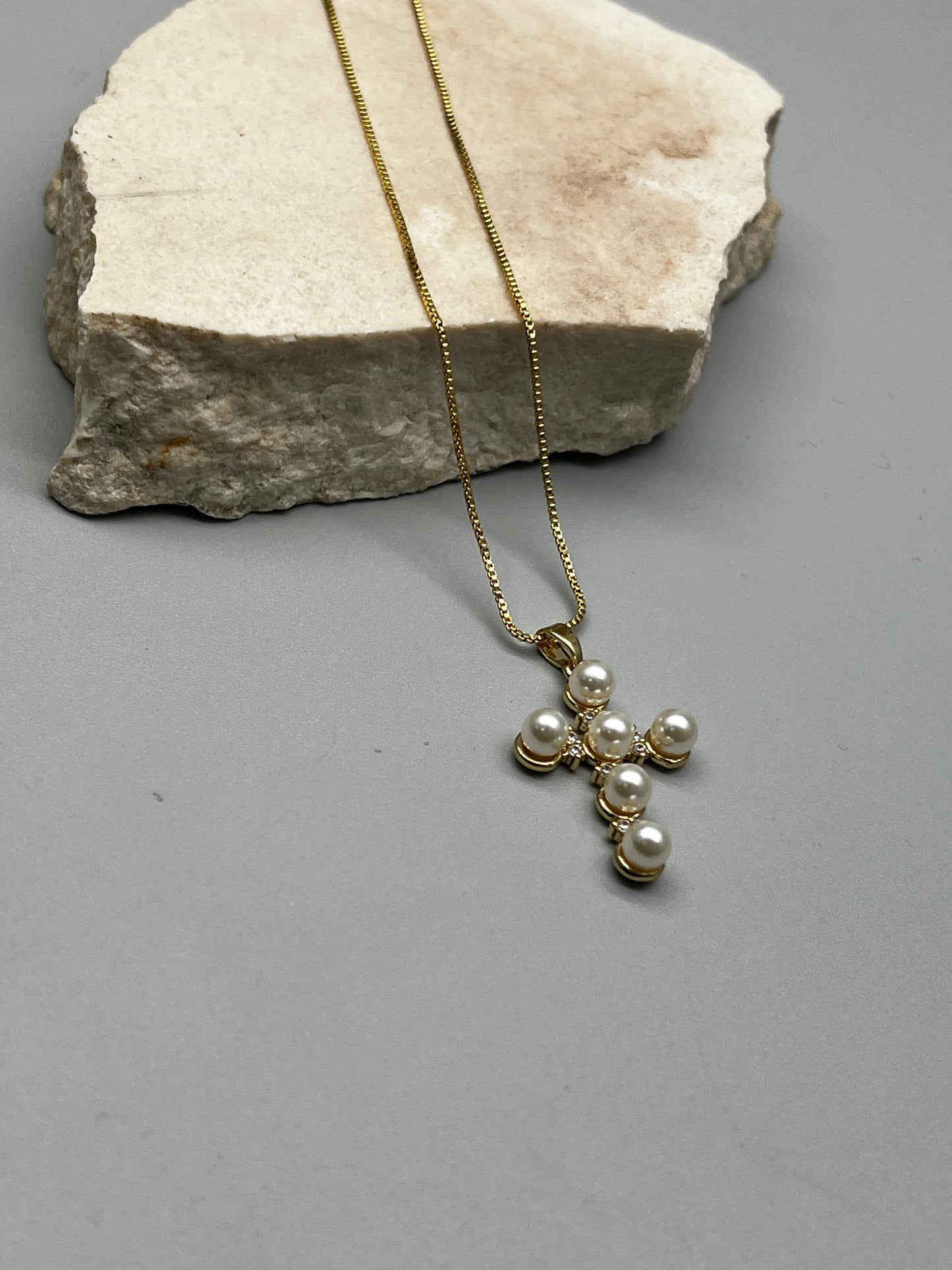 Cadena de cruz con perla