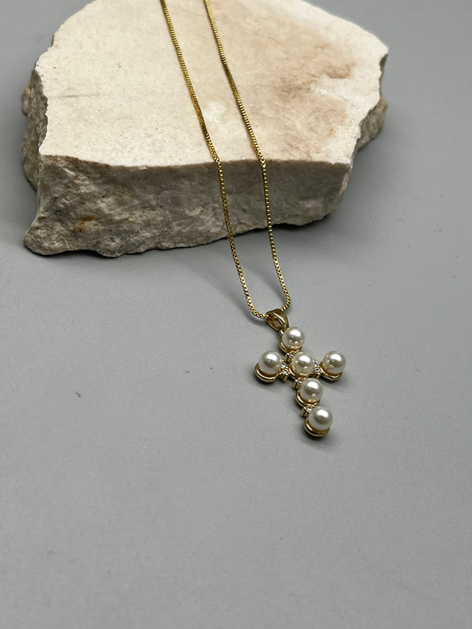 Cadena de cruz con perla