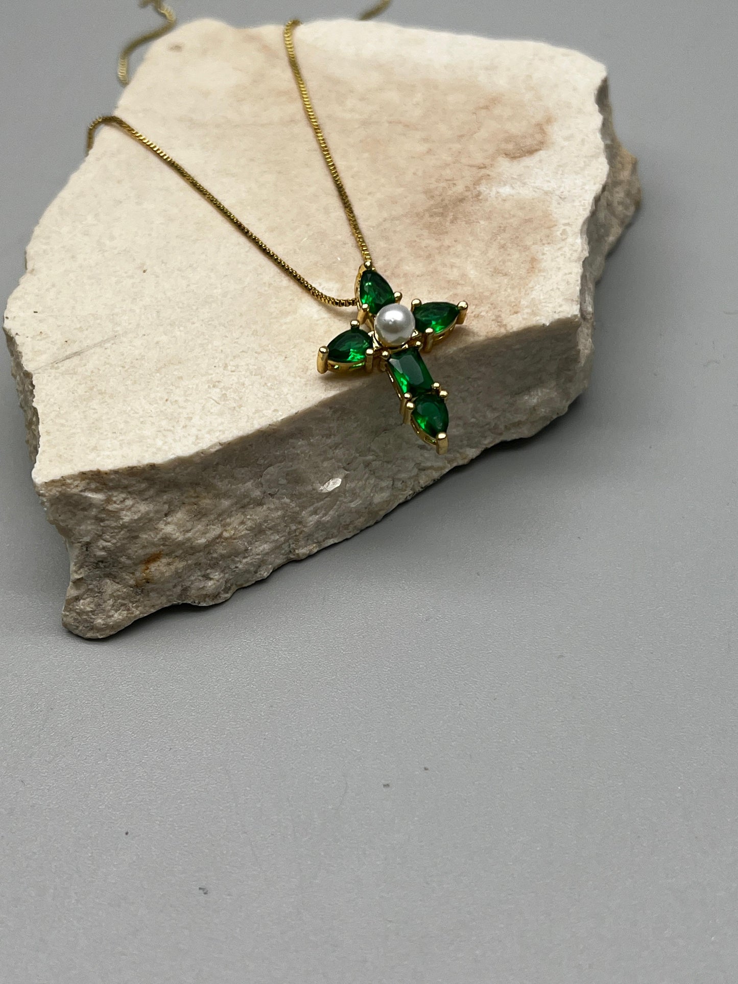 Cadena de cruz verde