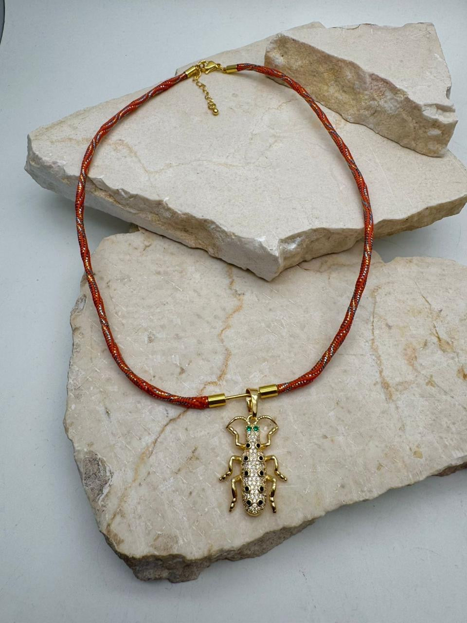 Cadena tipo hindú con dije de insecto