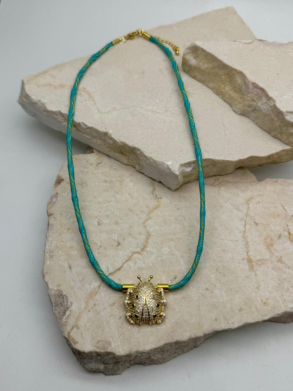 Cadena tipo hindú con dije de insecto