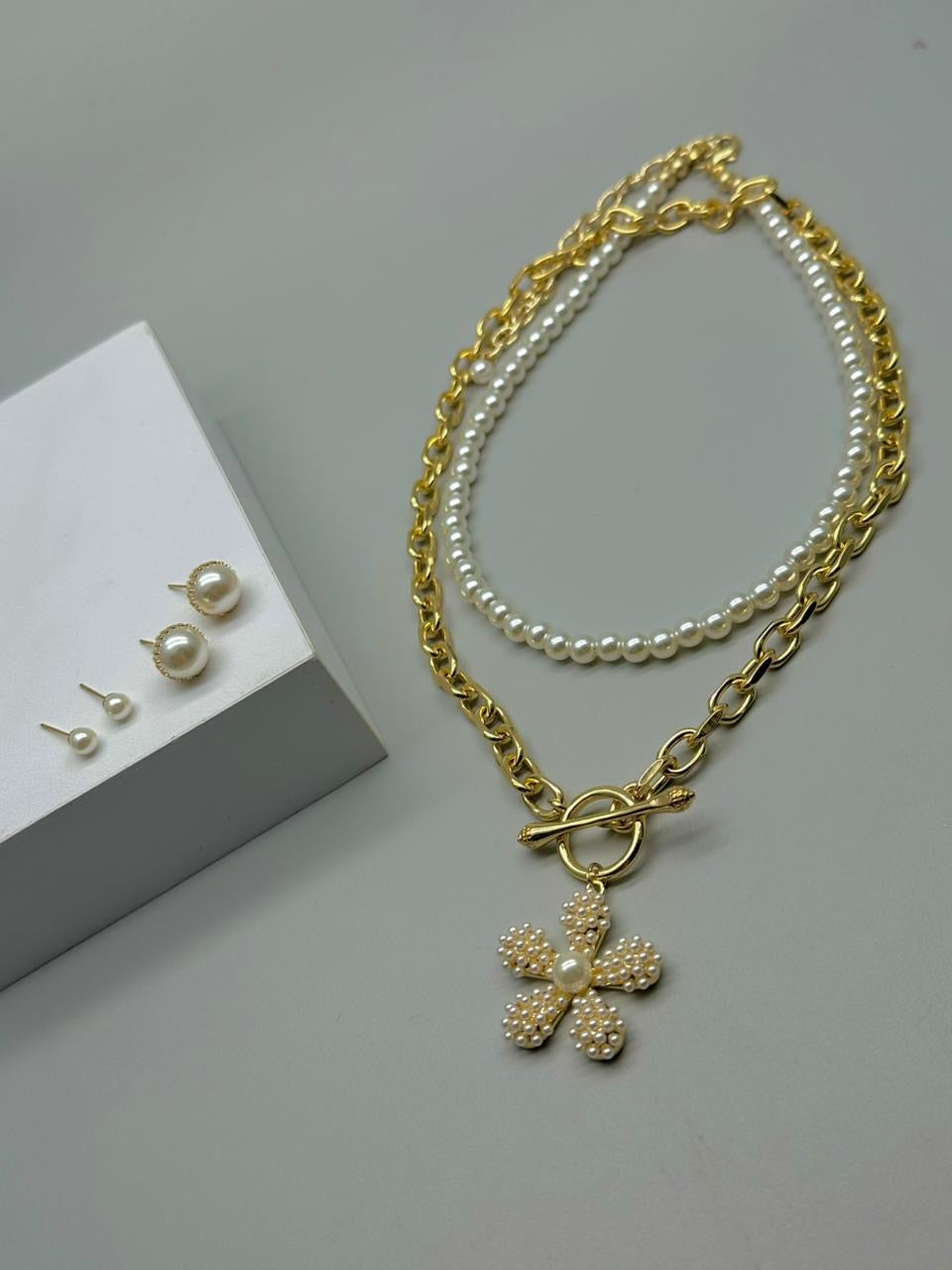 Cadena  de flor con perla